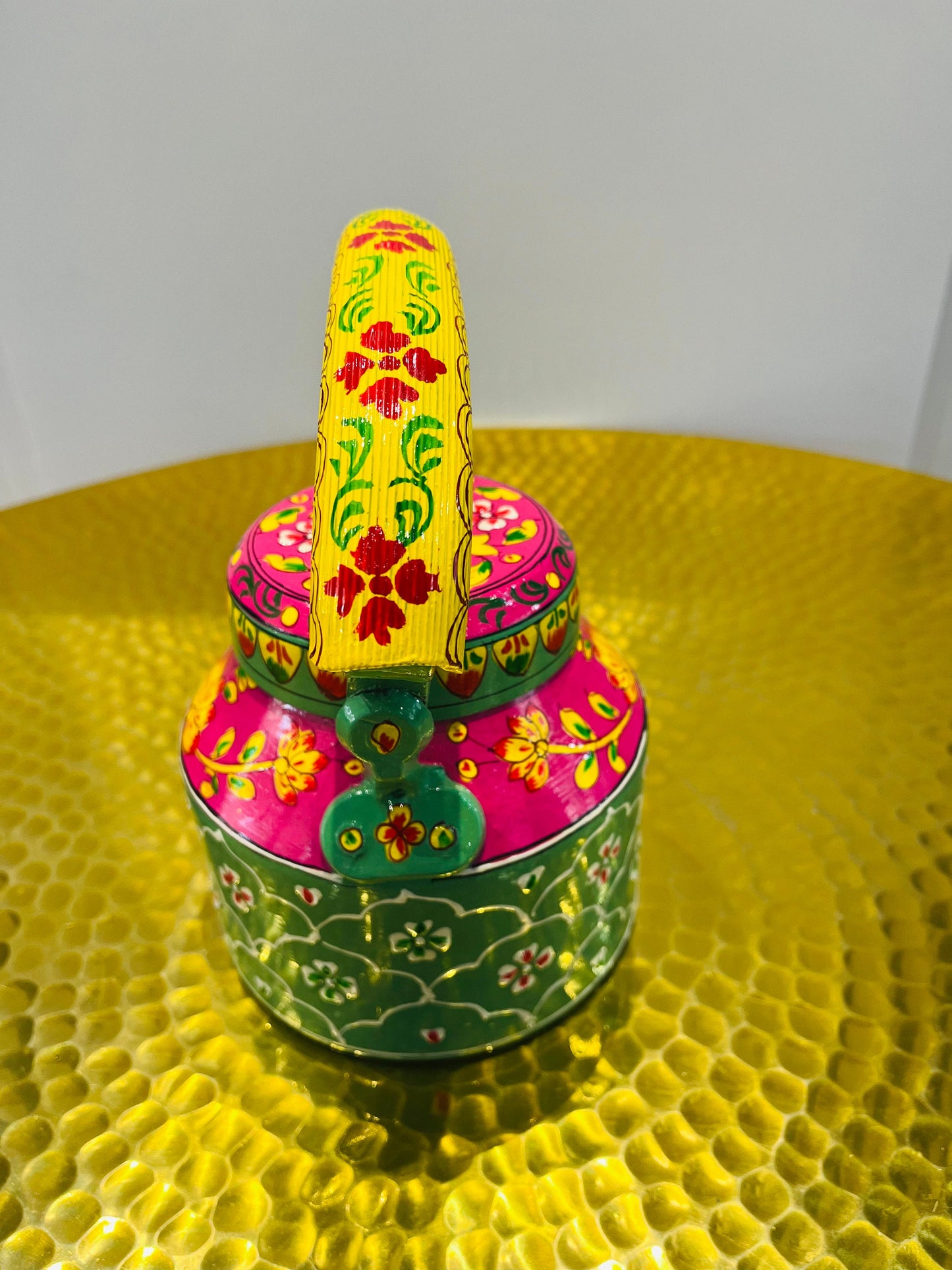 Handpainted indian tea kettle with 6 glasses and a kart.